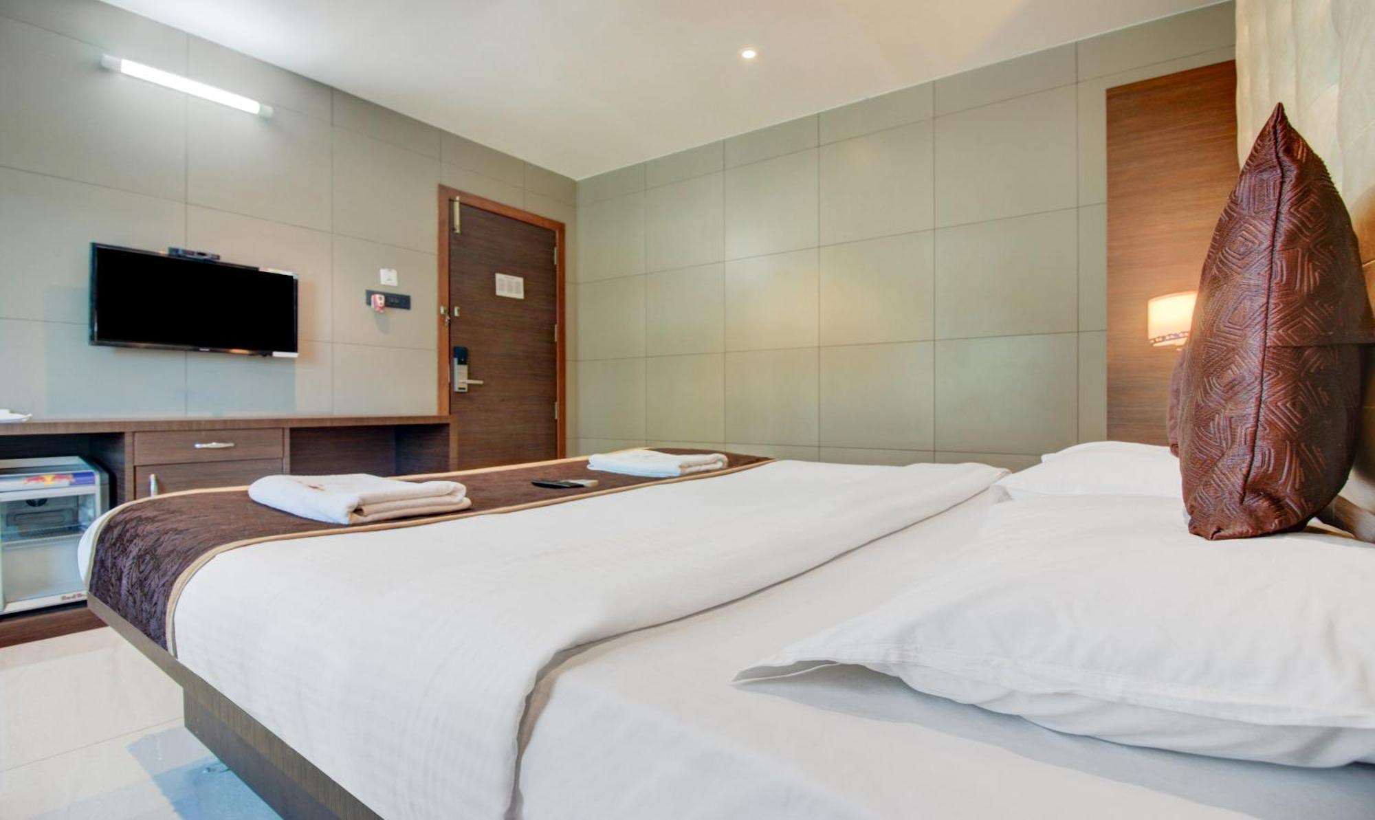 Hotel Leela Kalyan Ngoại thất bức ảnh